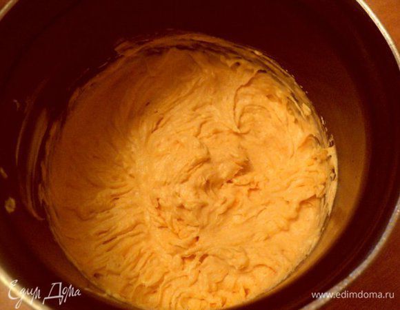 Размягченное масло взбить миксером, затем, не переставая взбивать, ввести по 1 ст. ложке тыквенный соус.