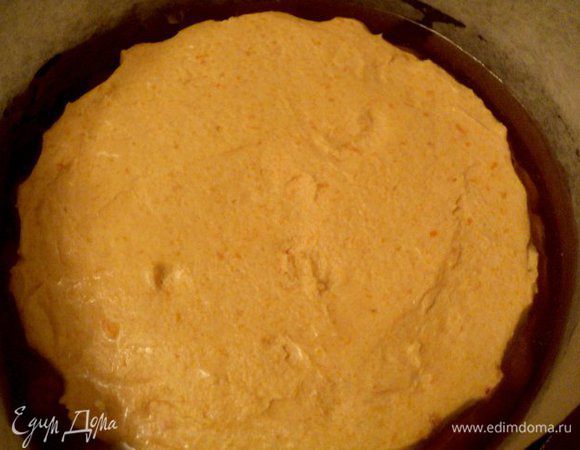 Развести в воде желе согласно инструкции, отдельно «Апельсиновое» и отдельно бесцветное, охладить до начала легкого желирования.  По желанию можно взять желе одного цвета. Основу для торта переложить в разъемную форму для торта Ф-23 см, что между бисквитом и стенками формы было 1-1.5  см. Бока формы застелить бумагой для выпечки или пищевой пленкой. Верх и бока заготовки смазать тыквенным кремом, по бокам торта уложить дольки очищенного апельсина.