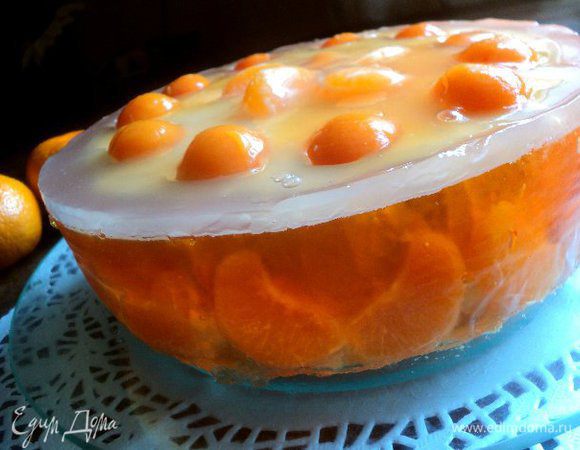 Затем в несколько приемом залить апельсиновое желе, каждый раз помещая торт в холодильник для застывания на 10 мин. Перед заливкой торта бесцветным желе выложить по верху торта шарики из тыквы и дольки мандарин и залить желе. Поставить торт в холодильник минимум на 3 часа.