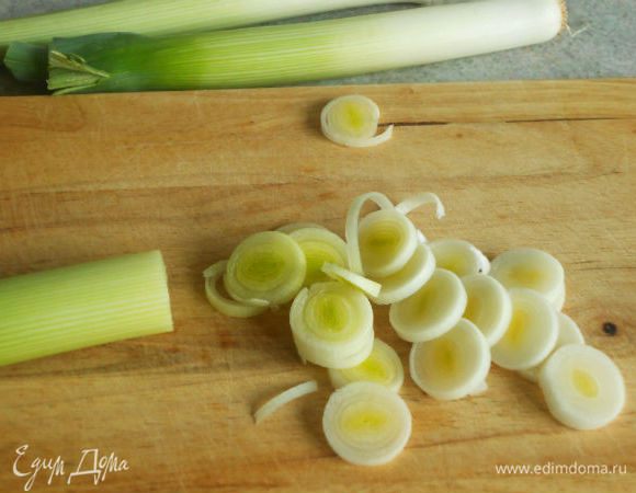 Порей нарезать кольцами,