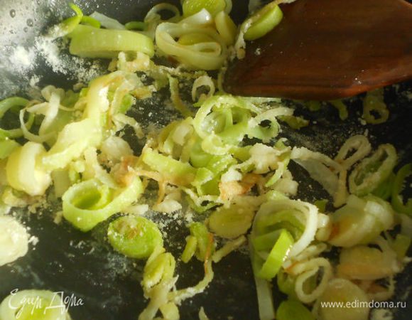 В сотейнике разогреть 2 ст.л масла и готовить порей до мягкости примерно 10 мин. Всыпать муку, перемешать и влить молоко, размешивать до загустения.