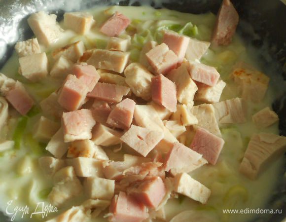 Добавить мясо, перемешать.