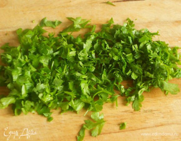 Петрушку мелко порубить, положить в сотейник.Добавить горчицу, помешивая, готовить 2 минуты.