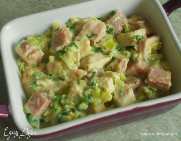 Переложить смесь в огнеупорную форму для запекания объёмом 1,5 л (Я готовила из половины продуктов и в маленьких формах).