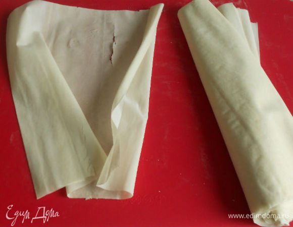 Осторожно соберите тесто фило произвольными складками и выложите поверх начинки.