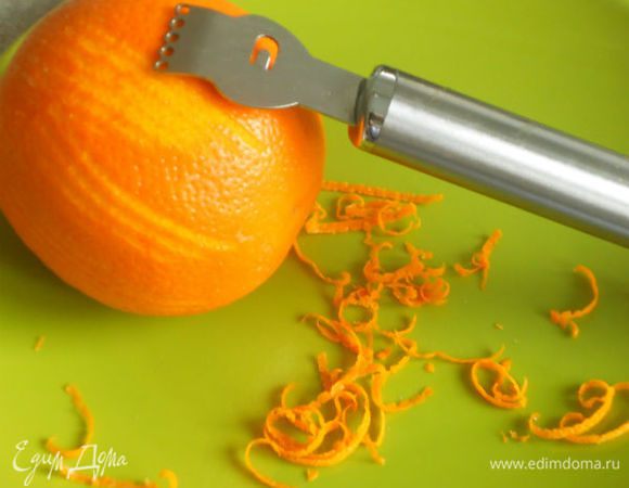 Натёртую цедру апельсина, клюкву разбросайте поверх теста.Кистью смазать тесто оставшимся маслом.