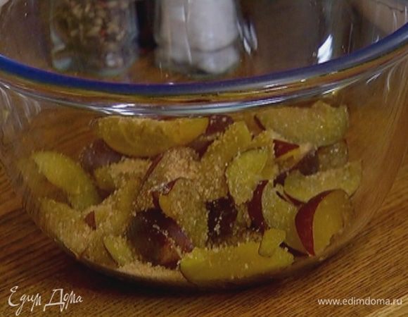 Сливы, удалив косточки, нарезать дольками и посыпать 1 ст. ложкой сахара.