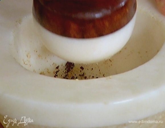 Гвоздику растереть в ступке.