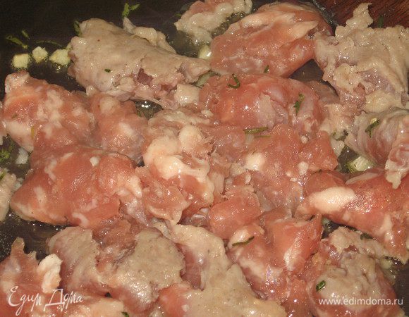 Зубчик  чеснока и розмарин мелко порубить. Разогреть в глубокой сковороде  оливковое масло и слегка обжарить чеснок вместе с розмарином, затем переложить на тарелку. В этом же масле обжарить нарезанные колбаски на сильном огне ,снова положить чеснок и розмарин, подержать на огне 1-2 минуты. 