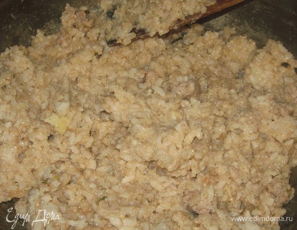 Добавить рис, поперчить, посолить, добавить корицу, хорошо перемешать  и прогреть на огне 1 минуту. Пармезан  порезать тонкими хлопьями овощечисткой и выложить на ризотто.