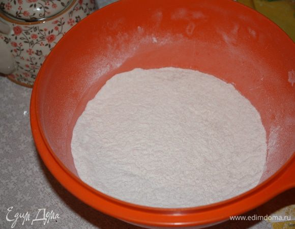 Просеять муку с разрыхлителем (дрожжами) в глубокую миску.