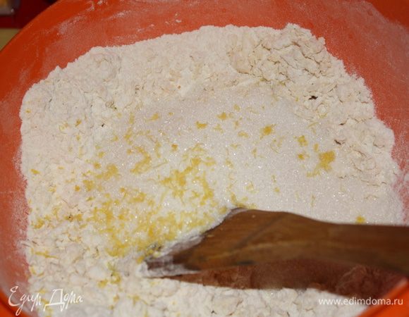 Добавить сахар,лимонную цедру, соль,ваниль и перемешать.