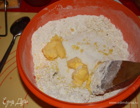 Добавляем сливочное масло и мед, вымешиваем тщательно все.