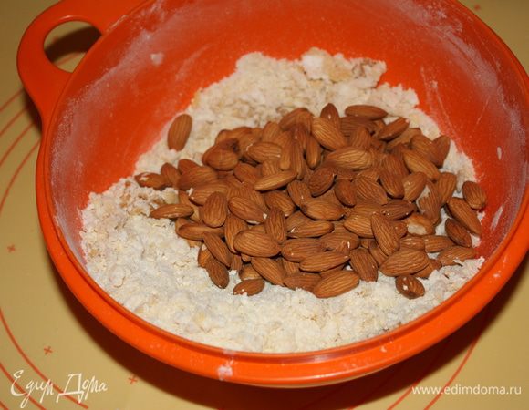 Добавляем миндаль,перемешиваем .