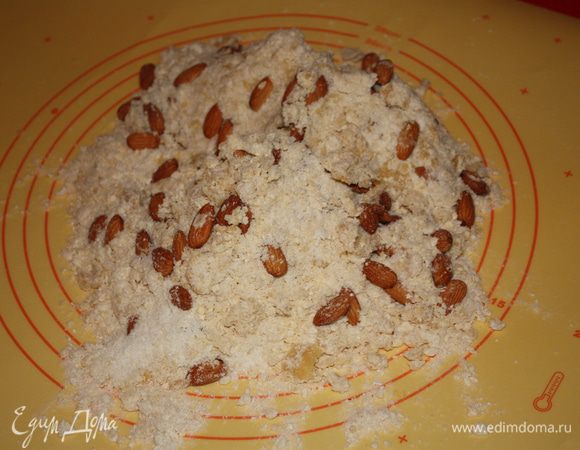 Высыпаем тесто на стол и начинаем замешивать. тесто очень крутое,его тяжело собирать по столу.Я добавила 1 ст.л. теплого молока и дело пошло быстрее.