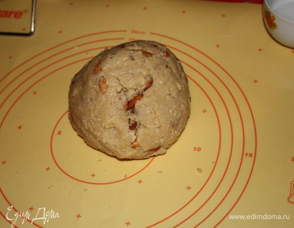 Вот в такой шарик нужно собрать тесто.