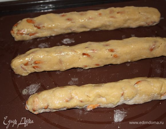 С делать из теста таких вот три колбаски,примерно по 3,5 см в диаметре. Выложить или на бумагу,или на коврик,смазать взбитым яйцом и отправить в разогретую до 180 градусов духовку на 20-25 минут.