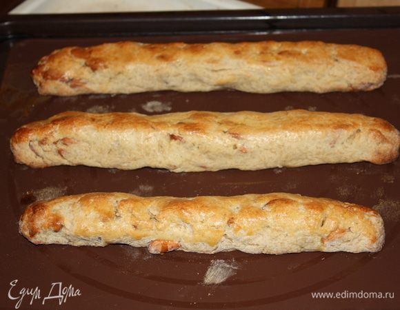 Достать,немного студить и нарезать,как батон,наискосок.Орехи очень твердые,режьте аккуратно) Снова сложите все на противень и отправьте в духовку еще на 10 минут.