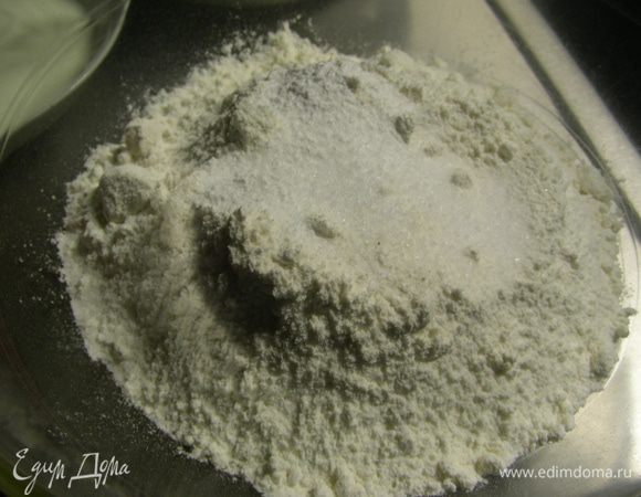 Смешиваем оба вида муки, соль, чили и разрыхлитель.
