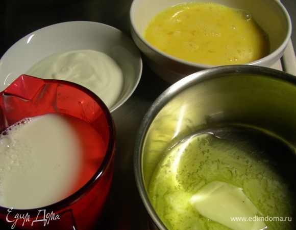 В середине делаем углубление и добавляем все жидкие ингредиенты. Все быстро и аккуратно перемешиваем. Миксер здесь не нужен, достаточно ложки или силиконовой лопатки. Тесто получается консистенции густой сметаны.
