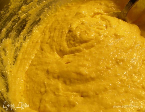 Берем прямоугольную форму для кекса. В рецепте ее рекомендуют несколько минут прогреть в духовке, что я и сделала. Зачем - не могу Вам сказать. Затем они рекомендуют горячую форму смазать оливковым маслом и после этого выложить в нее тесто. Я взяла силиконовую форму, ее смазывать не надо. Сверху хлебушек присыпем кукурузной мукой. Отправляем его в духовку 200 гр, 180 гр с конвекцией на 20-30 минут до золотистого цвета. Ориентируйтесь по своей духовке, у меня очень сильная духовка и я делаю выпечку на 180 гр максимум. 

