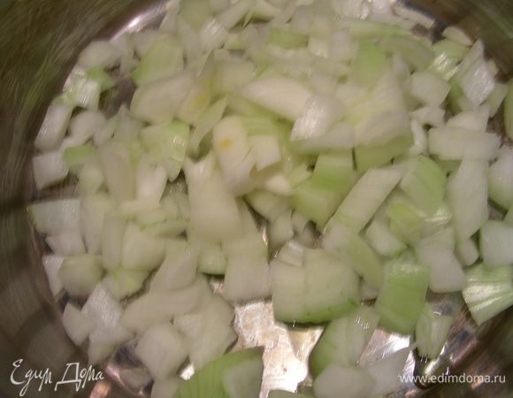 В кастрюле разогреваем оливковое масло и обжариваем нашинкованный лук минут 5 до мягкости.