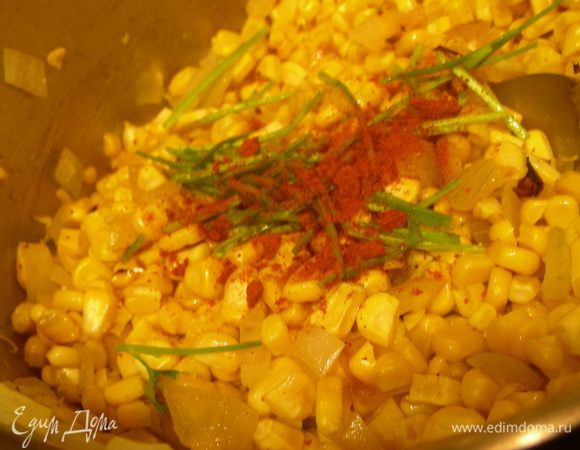 Добавляем стебли кинзы и мелкопорезанный чили или порошок, Перемешиваем и вливаем куриный бульон. По вкусу солим, перчим и готовим на медленном огне минут 20. Блендером превращаем суп в пюре. Для достижения более нежной текстуры его надо пропустить через сито.
