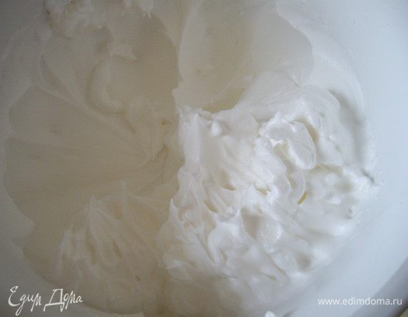 Взбить белки в крепкую пену, добавляя постепенно половину сахара.