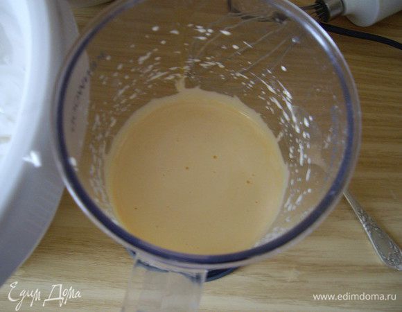 Желтки взбить до белизны с остальной частью сахара.
