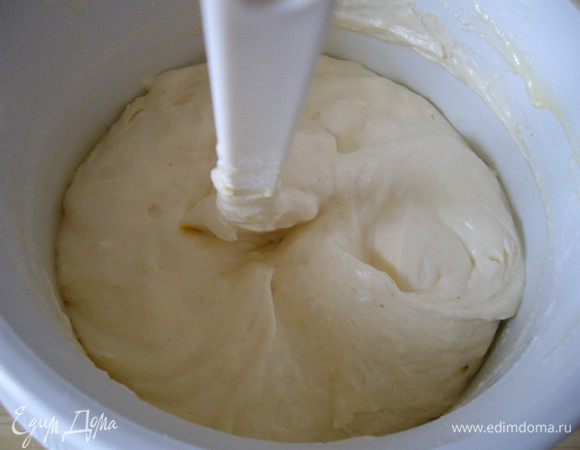 Перемешать лопаткой желтковую и белковую часть. Просеять муку с ванилью- перемешать.
