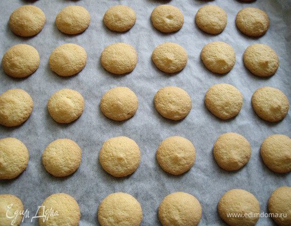 Пекутся бисквитики10-15минут.Достать,минут 10 не трогать ,затем снять и отсадить следующую партию.