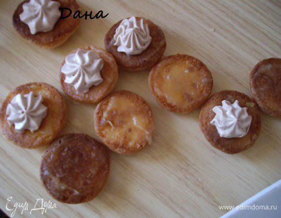 Крем:
Желток смешать с водой виски и ликером и прогреть на бане до загустения, взбивая венчиком.
Охладить.
Масло комнатной темп. взбить в пышную массу. .И частями не переставая взбивать добавить желтки. Просеять какао- взбить. Охладить. Я выставила на балкон на 3-4минутки.
Помада:
50гр.шоколада
40гр.сл.масла.
Прогреть на бане.
А также фруктовая начинка ,я брала яблочное повило самодельное(4ст.л)+3ст.л.ликера апельсинового, смешать.
Пропитка:2ст.л. апельсинового ликера+1ч.л. сахара+1ст.л. кипятка.
