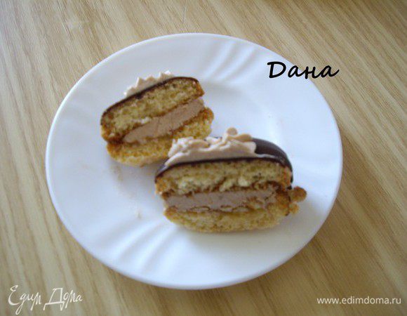 Сборка:
Одну половинку буше пропитать слегка сиропом. Намазать тонким слоем яблочное пюре, выдавить немного крема. Накрыть второй половинкой пироженка. Охладить.
