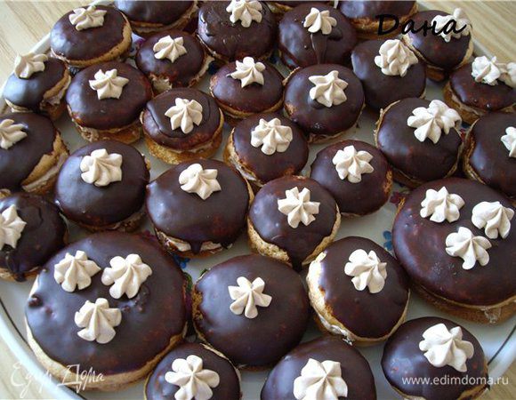 Покрыть шоколадной глазурью. Охладить и выдавила поверх цветочки- украсить.
Приятного чаепития!!!