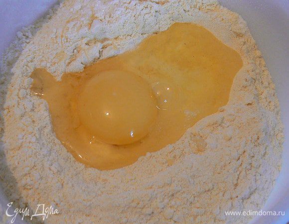 Добавить яйца. Тщательно перемешать.