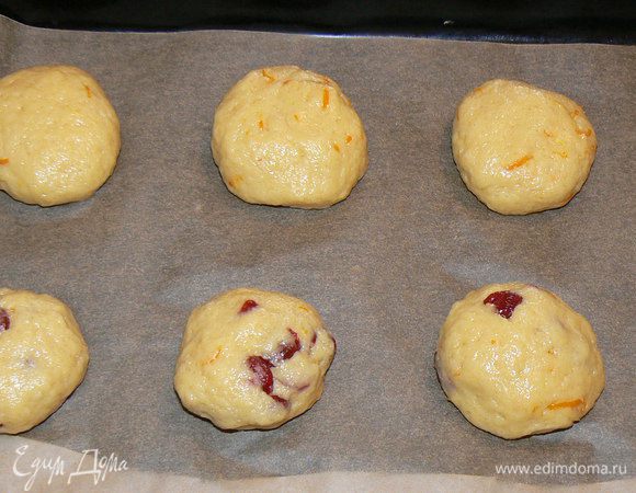 Вылепить печенье. Выложить на противень, покрытый бумагой для выпечки.