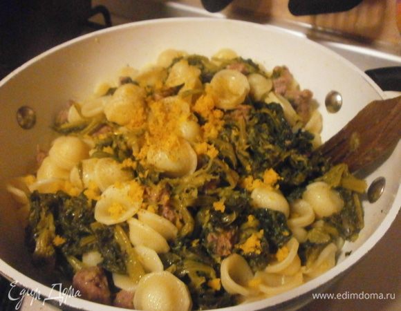 Добавляем пасту, цедру апельсина и молотый перец. Даём протушиться 3-5 минут.