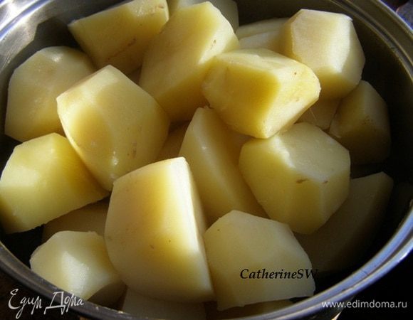 Картофель отварить до готовности, посолив в процессе варки. Воду слить. Пюрировать в горячем виде, смешать со сливочным маслом. Охладить до 40-50 градусов.