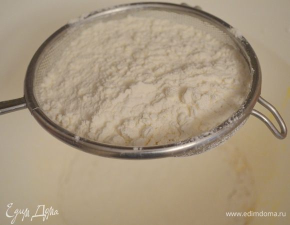Добавляем просеянную муку и замешиваем мягкое тесто.