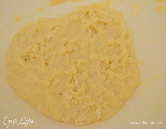 Кладем его в миску, накрываем полотенцем и отправляем в укромное местечко на 2 часа.