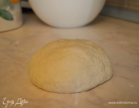 Перекладываем на стол и вымешиваем гладкое и нелипкое тесто, добавляем понемногу муки, но будьте аккуратны, чтобы не забить тесто мукой. Тесто скатываем в шар.