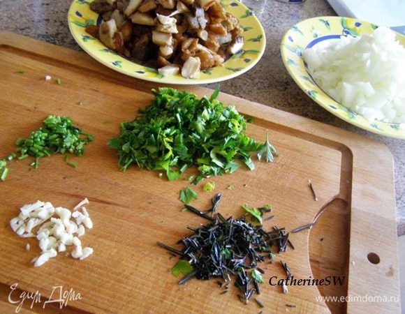 Грибы разморозить, лук нарезать очень мелко, чеснок  и петрушку мелко порубить.