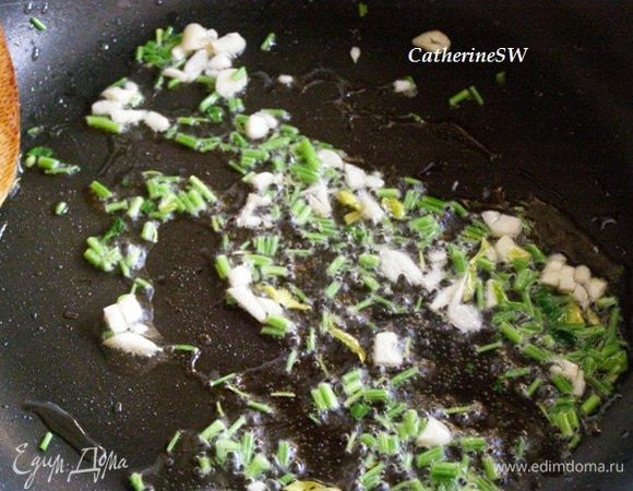 На сковороду влить растительное масло, обжарить чеснок и стебли петрушки.