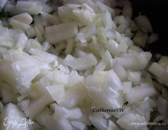 Огонь переключить на средний, добавить репчатый лук. Обжаривать до готовности лука минут 15-20, постоянно помешивая.