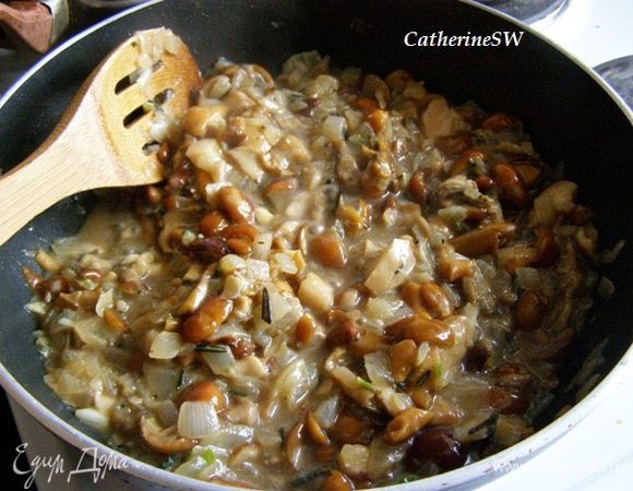 К обжаренному луку добавить нарезанные грибы, розмарин, тимьян, перец и соль. Огонь переключить на сильный. Жарить минут 10-15 до готовности грибов. В конце приготовления добавить кусочек сливочного масла