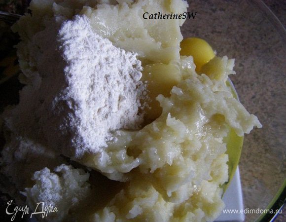 В остывшее картофельное пюре вмешать яйца и муку.