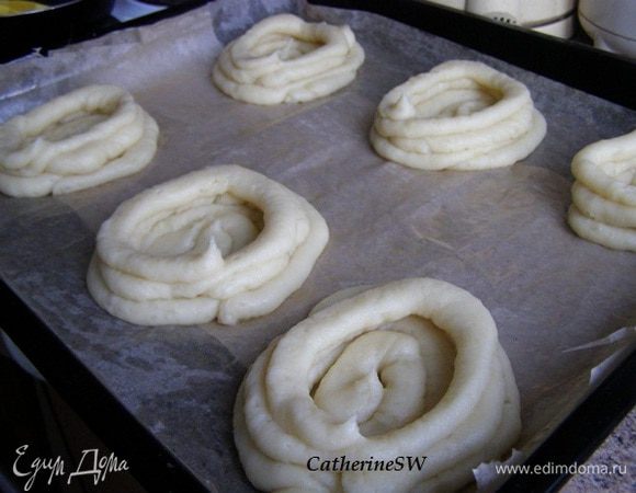 С помощью кондитерского мешка или обычного полиэтиленового пакета выдавить на противень круглые диски с углублением в центре.