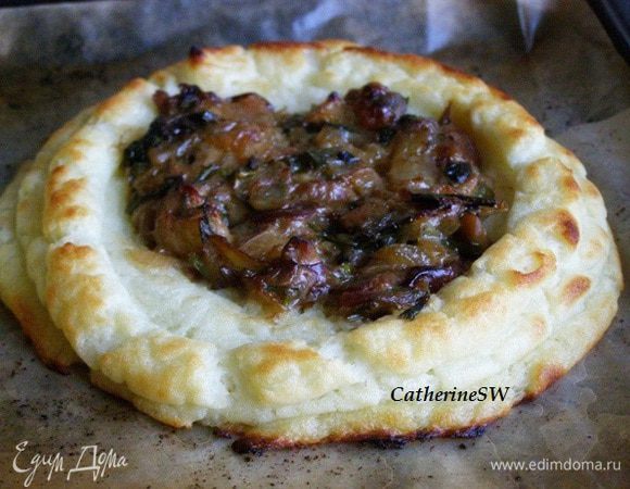 Поставить противень в горячую духовку. Запекать ватрушки при 230 градусах около 20 минут до красивого колера.