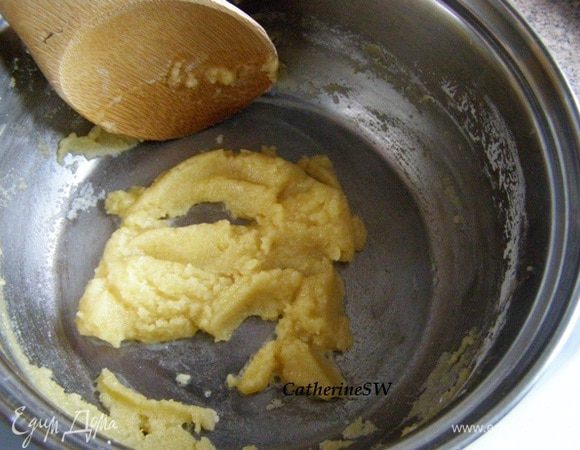 Пока ватрушки пекутся, приготовим соус. Растопим в сотейнике сливочное масло, добавим муку, слегка обжарим.