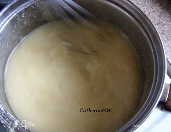 Отставим с огня. Вольем бульон, помешивая венчиком. Вернем на плиту. Добавим сухие коренья. Варим соус на медленном огне, постоянно помешивая около 20 минут.